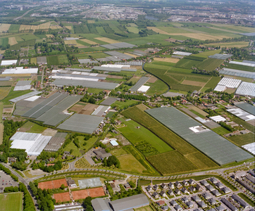 840457 Luchtfoto van het tuinbouwgebied met kassen ten noorden van de Burgemeester Middelweerdbaan te De Meern ...